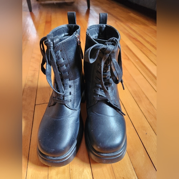 Ardene black chunky lug boots in size 6 - Picture 3 of 7